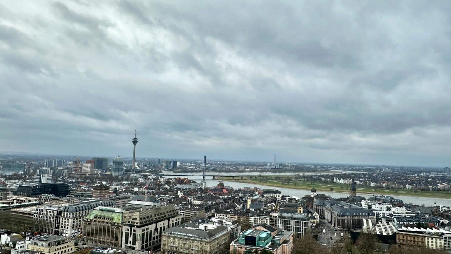 Heute mal Düsseldorf von oben, so ca. 95m über dem Boden.