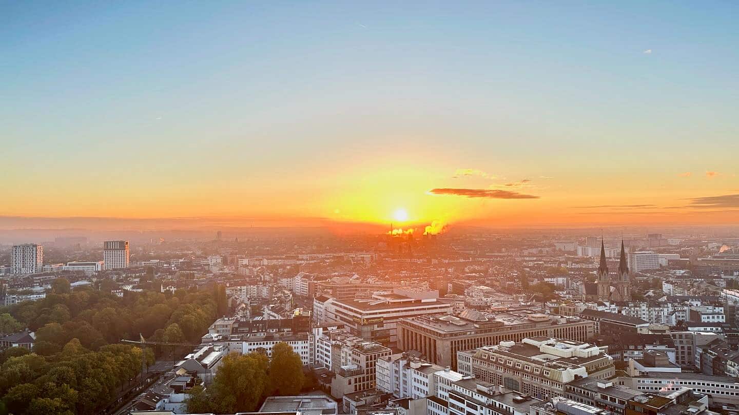 Wenn ein Morgen so beginnt, kann der Tag nur gut werden. Sonnenaufgang in Düsseldorf.